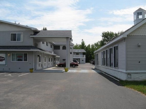 Mackinaw Budget Inn image 1