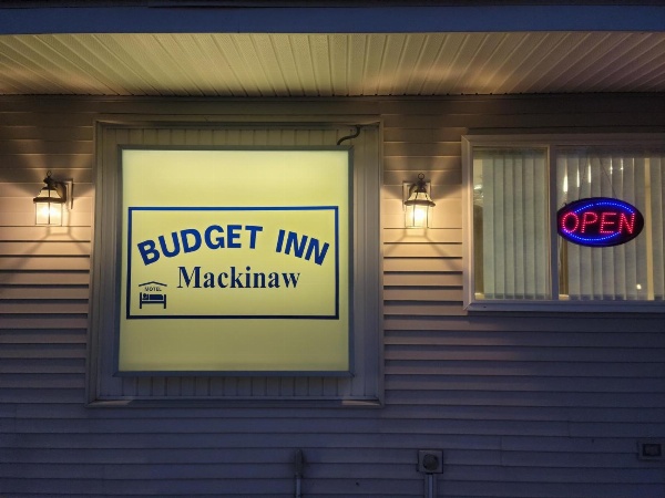 Mackinaw Budget Inn image 16